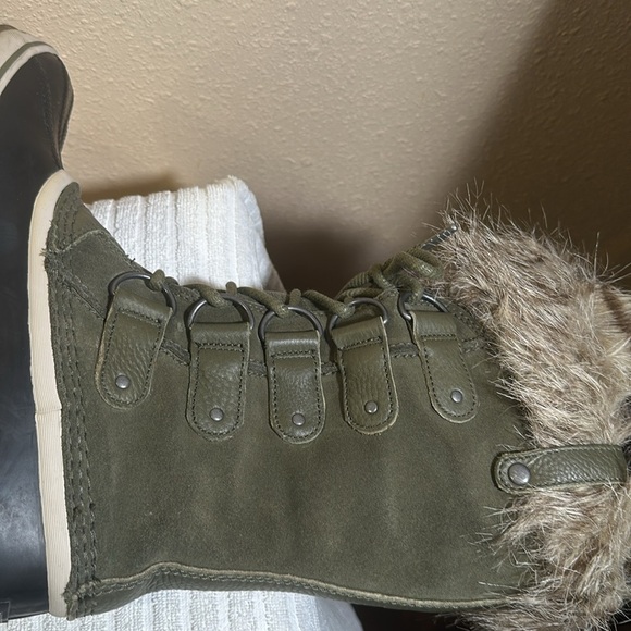 Sorel boots size 8 - Picture 5 of 9